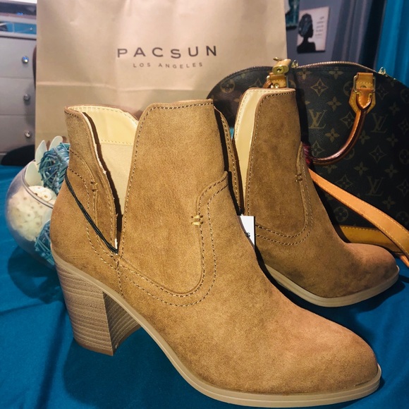 Express booties with slit sides🔥🔥😍 - Picture 2 of 7